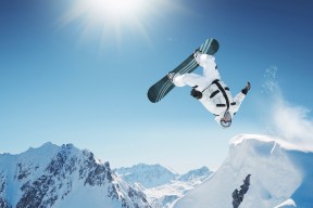 电竞比赛-姆巴佩空降老鹰赛场，比分领先却陷入迷局？网友直呼，这剧本太意外！